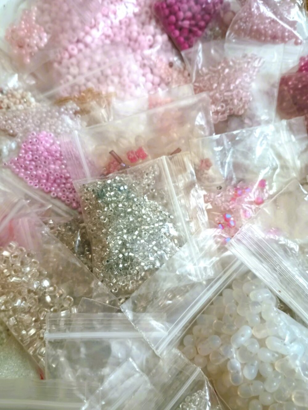 DIY Assorted Bulk Seed & Small Beads 1.9lb Pink & White Tones - Picture 9 of 9